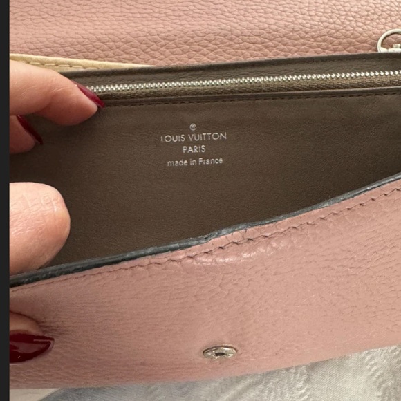 Louis Vuitton Capucines Wallet in Magnolia - Picture 7 of 16